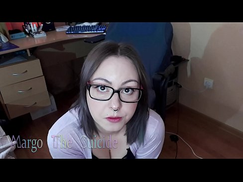 ❤️ Neska sexy betaurrekoekin dildoa zurrupatzen du kameraren aurrean ️ Azal pornoa gugan ﹏