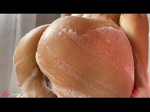 ❤️ Brunette pussy bibragailuarekin masturbatzen du dutxan orgasmo bizia lortzeko ️ Azal pornoa gugan ﹏