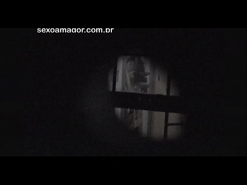 ❤️ Blondie ezkutuan grabatzen du auzoko voyeur batek adreilu hutsen atzean ezkutatuta ️ Azal pornoa gugan ﹏