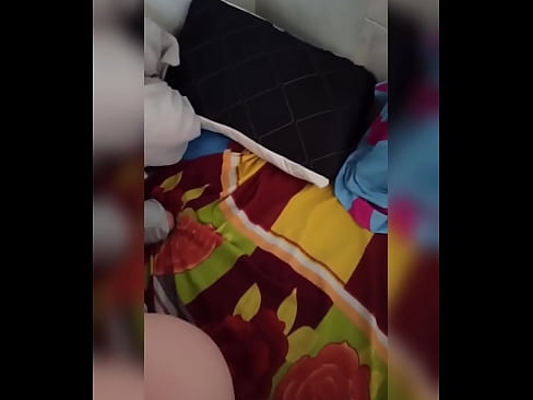 ❤️ Nire gelakidea etxean bakarrik geratzen da, bere senarra oporretara joaten delako eta nik izorratzeko eta ipurdia esnez betetzeko aprobetxatzen dut ️ Azal pornoa gugan ﹏