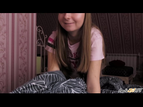 ❤️ Blondie-k bere BFF-ren sakon zurrupatzen du eta esperma jasotzen du ahoan ️ Azal pornoa gugan ﹏