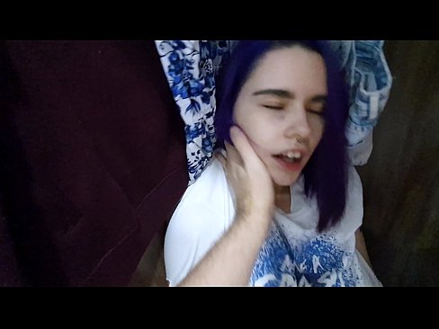 ❤️ Nire ahizpa armairuan aurkitu eta lagundu zion esperma ️ Azal pornoa gugan ﹏