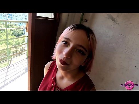 ❤️ Ikasle sentsuak arrotz bat zurrupatzen du kanpoaldean - Cum On His Face ️ Azal pornoa gugan ﹏