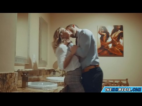 ❤️ Ilehoria busti batek komun publiko batean seduzitzen zaituenean ️ Azal pornoa gugan ﹏